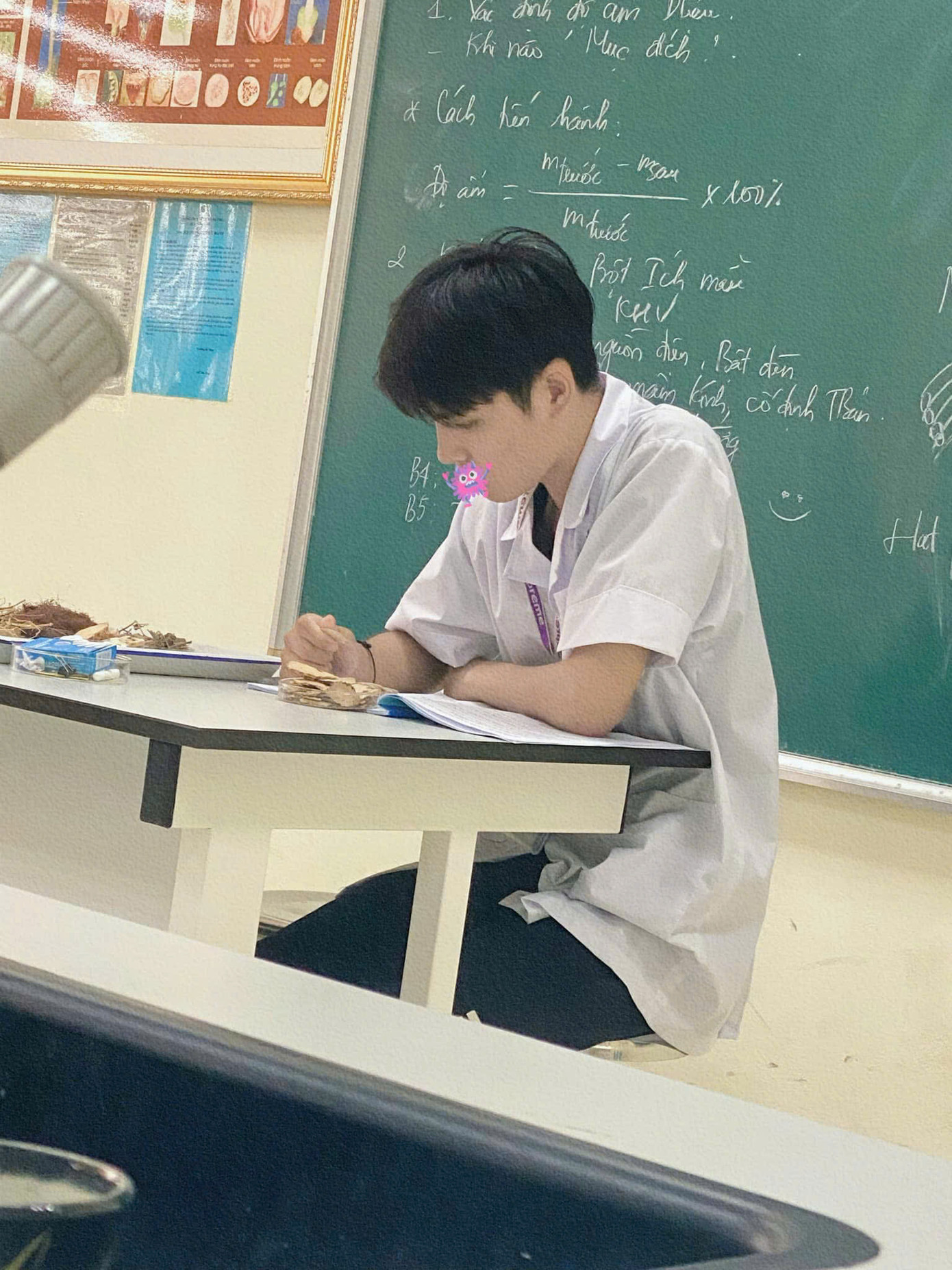 Trần Quốc An chăm chú nghiên cứu tài liệu tại phòng học, không ngừng tìm tòi để nâng cao hiểu biết về ngành Dược. Trần Quốc An chăm chú nghiên cứu tài liệu tại phòng học, không ngừng tìm tòi để nâng cao hiểu biết về ngành Dược.