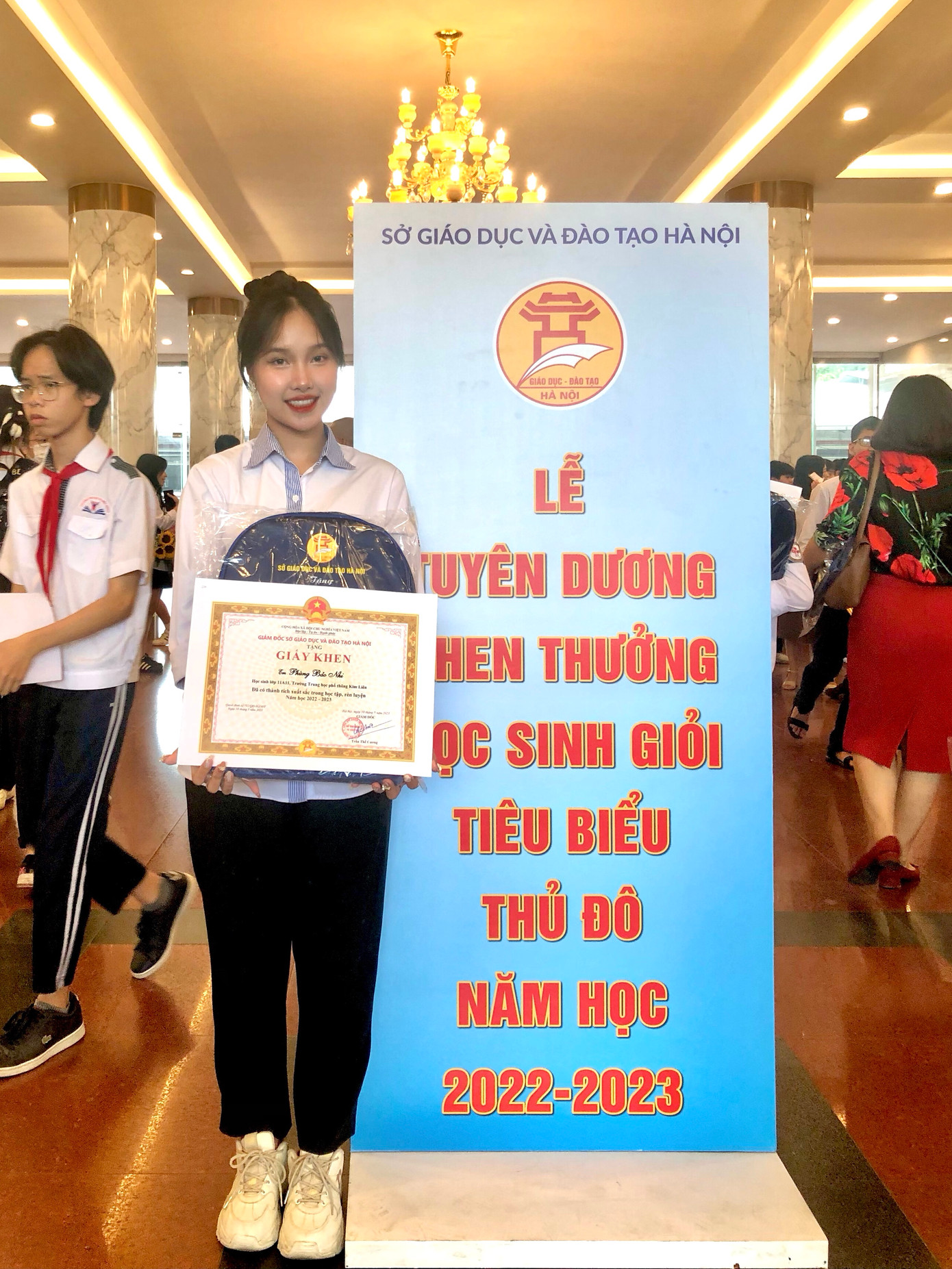 Bảo Nhi nhận giấy khen “Học sinh tiêu biểu thủ đô”.