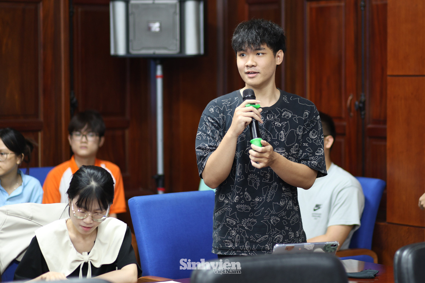 Giảng viên và sinh viên Học viện Tài chính trao đổi, đặt câu hỏi cho diễn giả.