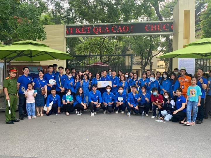 Đội tình nguyện Tiếp sức mùa thi THPT Nguyễn Gia Thiều năm 2023. Đội tình nguyện Tiếp sức mùa thi THPT Nguyễn Gia Thiều năm 2023.