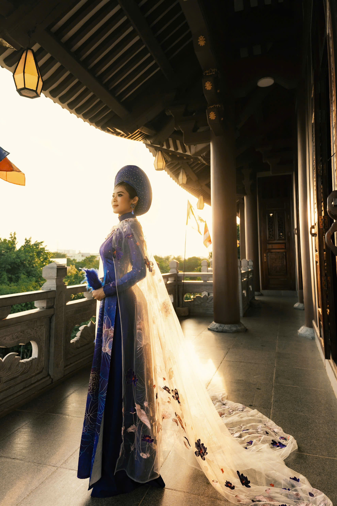 Nguyễn Trang khoác lên mình tà áo dài truyền thống, mang theo thông điệp gìn giữ và lan tỏa nét đẹp văn hóa Việt đến bạn bè quốc tế. Nguyễn Trang khoác lên mình tà áo dài truyền thống, mang theo thông điệp gìn giữ và lan tỏa nét đẹp văn hóa Việt đến bạn bè quốc tế.