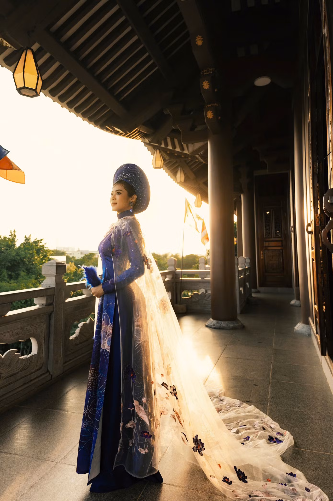 Nguyễn Trang khoác lên mình tà áo dài truyền thống, mang theo thông điệp gìn giữ và lan tỏa nét đẹp văn hóa Việt đến bạn bè quốc tế.