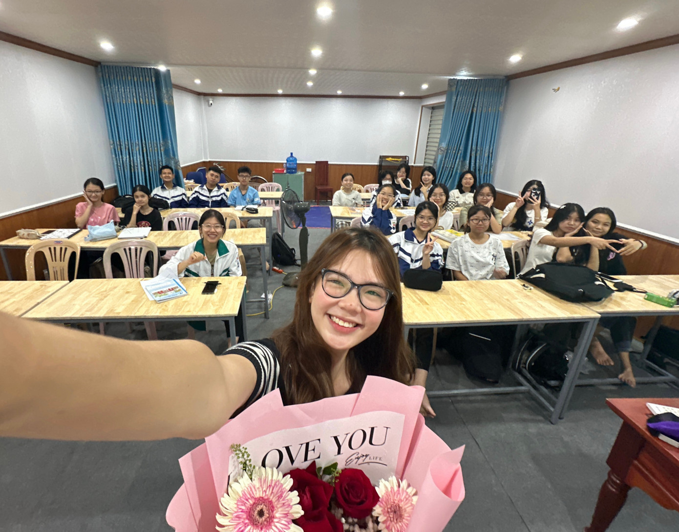 Minh đứng lớp truyền cảm hứng học tập tại quê nhà. Minh đứng lớp truyền cảm hứng học tập tại quê nhà.