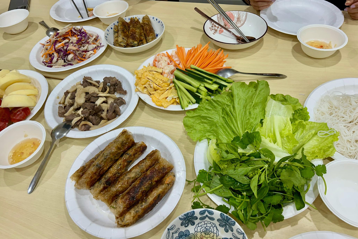 Bữa tiệc nhỏ do chính Bình chuẩn bị mời bạn bè quốc tế.