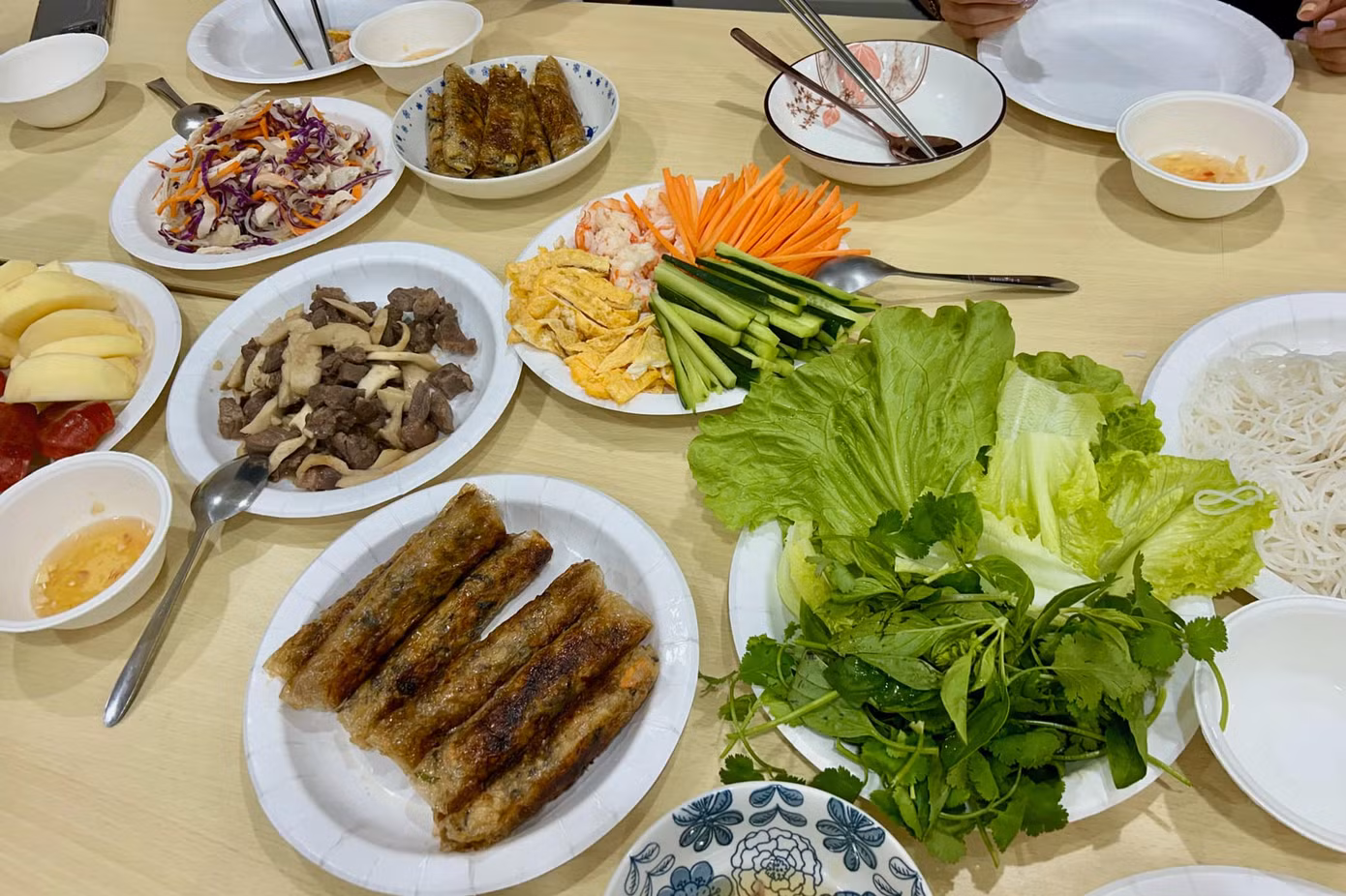 Bữa tiệc nhỏ do chính Bình chuẩn bị mời bạn bè quốc tế.