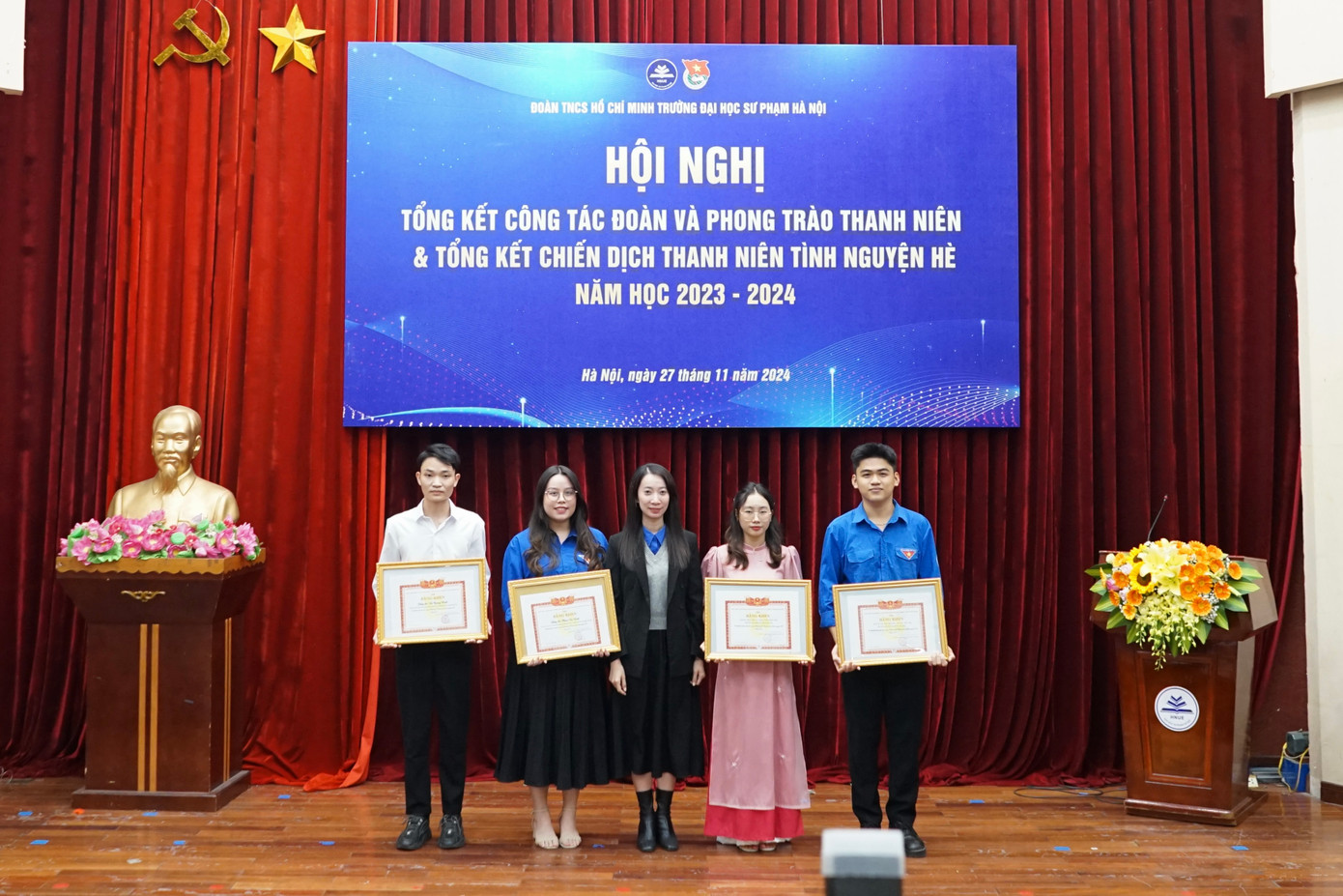 Hoàng Trang nhận Bằng khen của Thành Đoàn Hà Nội vì có thành tích xuất sắc trong công tác Đoàn và phong trào Thanh niên Khối Đại học, Cao đẳng và Học viện trực thuộc năm học 2023 - 2024. Hoàng Trang nhận Bằng khen của Thành Đoàn Hà Nội vì có thành tích xuất sắc trong công tác Đoàn và phong trào Thanh niên Khối Đại học, Cao đẳng và Học viện trực thuộc năm học 2023 - 2024.