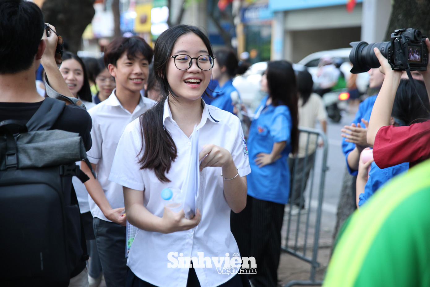 Kết thúc môn thi thứ hai, nhiều thí sinh rời điểm thi với nụ cười rạng rỡ, phấn chấn. Ghi nhận tại điểm thi Trường THPT Phan Đình Phùng và Trường THPT Nguyễn Trãi - Ba Đình, nhiều sĩ tử đánh giá đề vừa sức, "dễ thở". Kết thúc môn thi thứ hai, nhiều thí sinh rời điểm thi với nụ cười rạng rỡ, phấn chấn. Ghi nhận tại điểm thi Trường THPT Phan Đình Phùng và Trường THPT Nguyễn Trãi - Ba Đình, nhiều sĩ tử đánh giá đề vừa sức, "dễ thở".