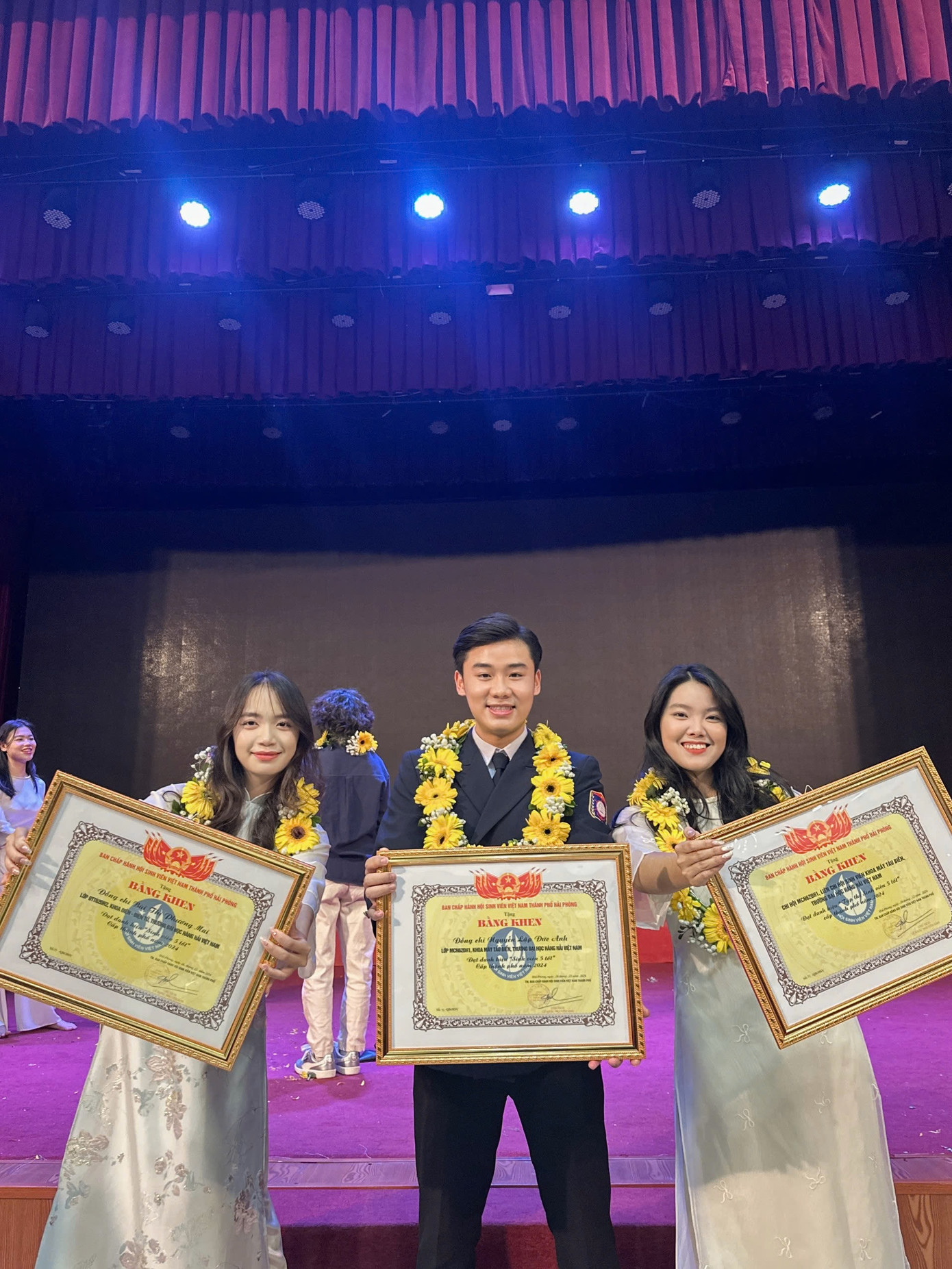 Đức Anh chụp ảnh bạn bè. Đức Anh chụp ảnh bạn bè.