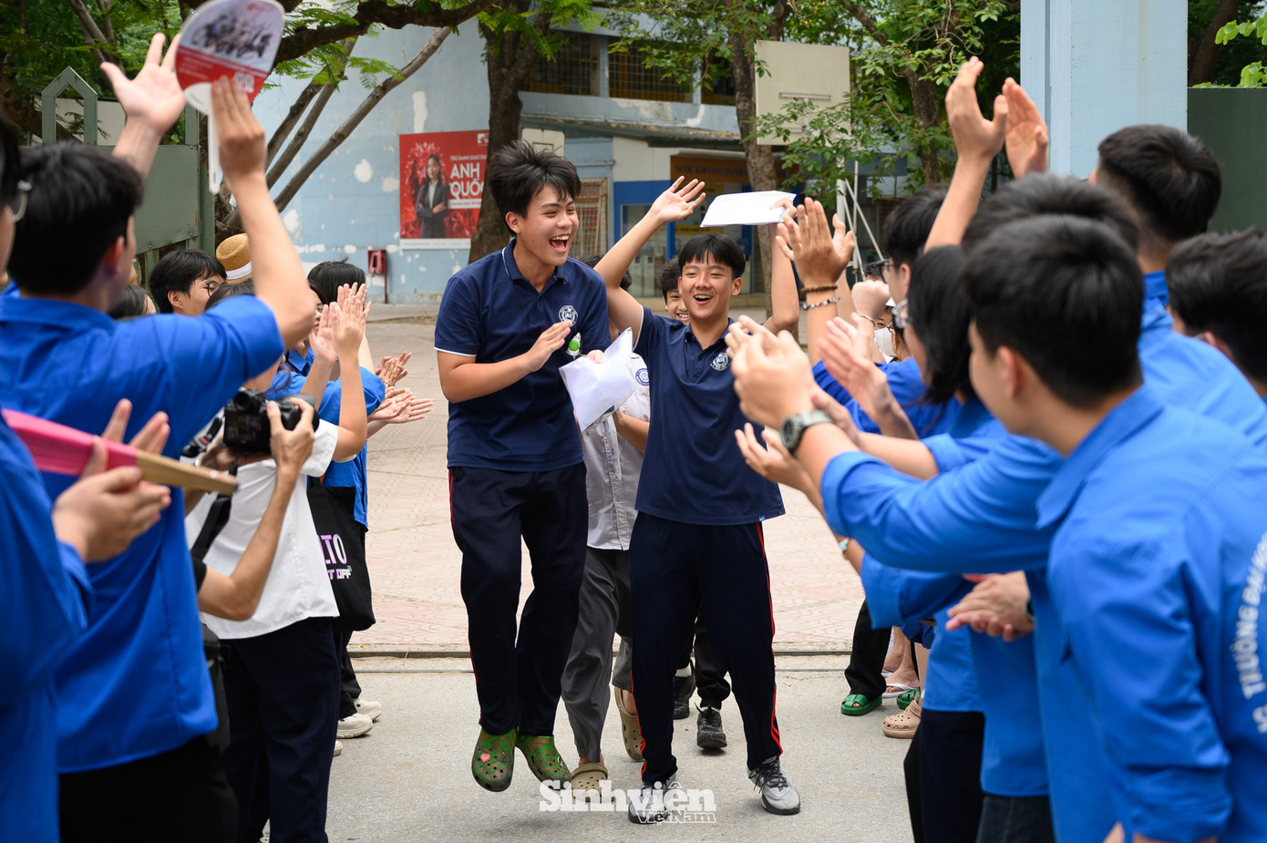 Luôn túc trực tại các điểm thi, lực lượng tình nguyện viên "Tiếp sức mùa thi" đã nhiệt tình hỗ trợ, đồng hành cùng thí sinh và phụ huynh.
