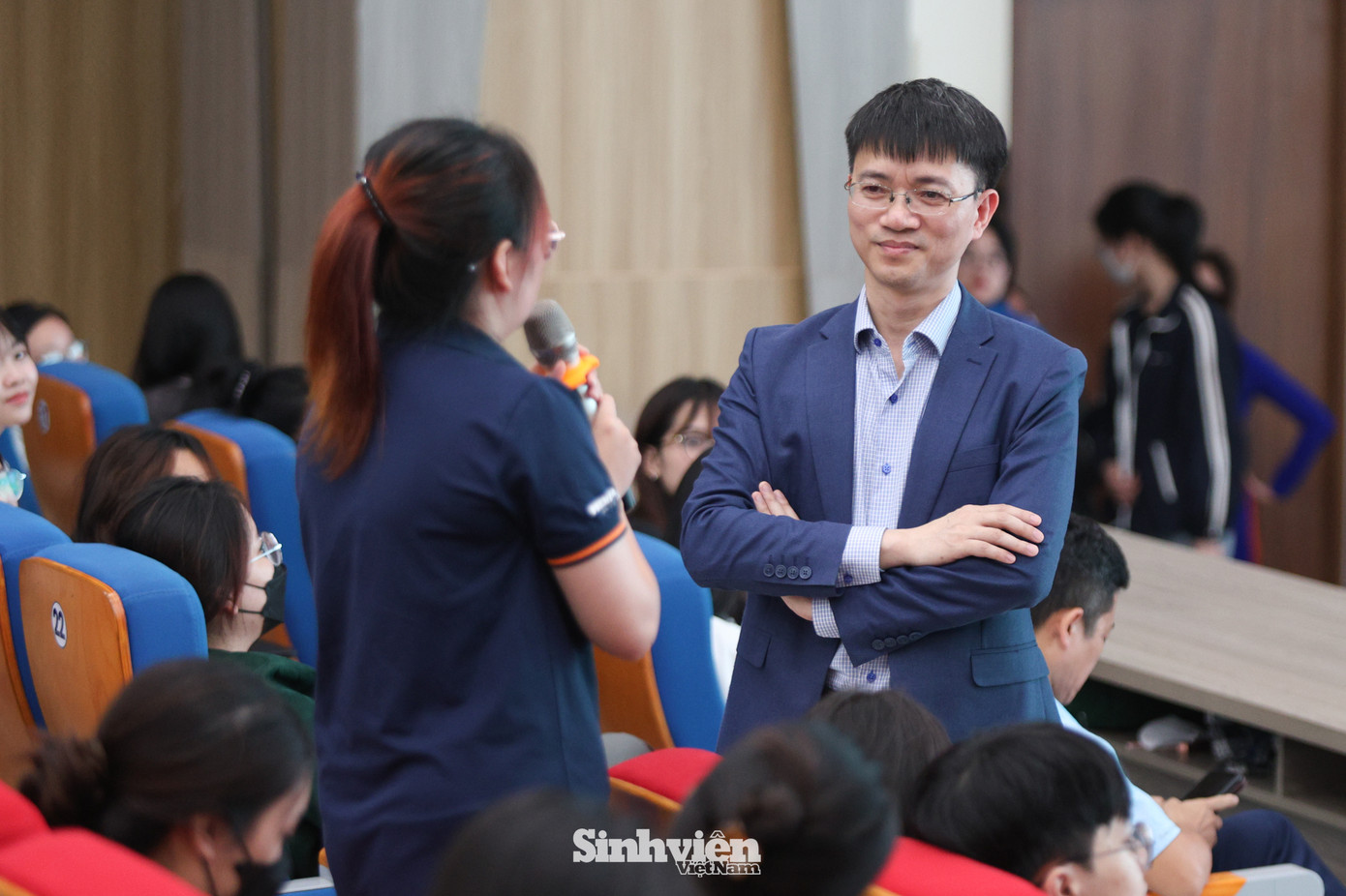 Trước khi Toạ đàm chính thức diễn ra, nhà báo - diễn giả Nguyễn Tuấn Anh đã dành thời gian trao đổi, giao lưu với sinh viên Đại học Phenikaa. Anh bày tỏ sự ấn tượng sâu sắc trước tinh thần ham học hỏi và phong thái chủ động, tự tin của các bạn trẻ khi trình bày ý kiến trước đám đông.