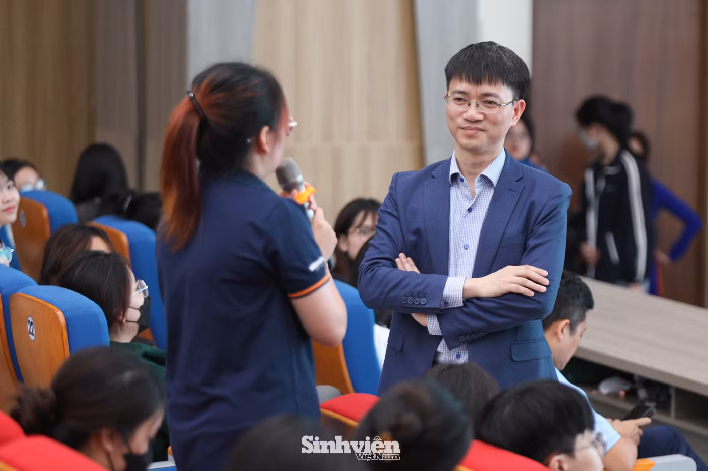 Trước khi Toạ đàm chính thức diễn ra, nhà báo - diễn giả Nguyễn Tuấn Anh đã dành thời gian trao đổi, giao lưu với sinh viên Đại học Phenikaa. Anh bày tỏ sự ấn tượng sâu sắc trước tinh thần ham học hỏi và phong thái chủ động, tự tin của các bạn trẻ khi trình bày ý kiến trước đám đông.