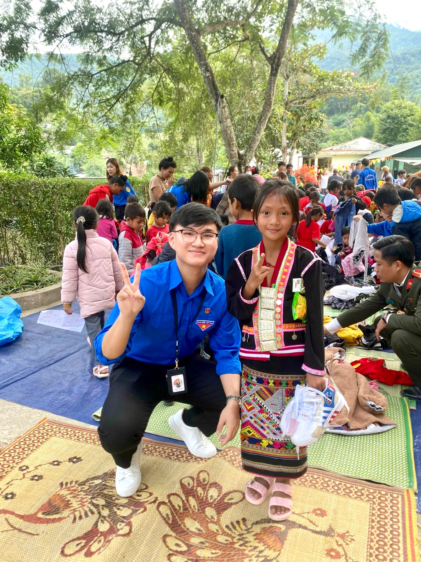 Việt Hoàng tham gia các hoạt động tình nguyện tại tỉnh Điện Biên và Sơn La.