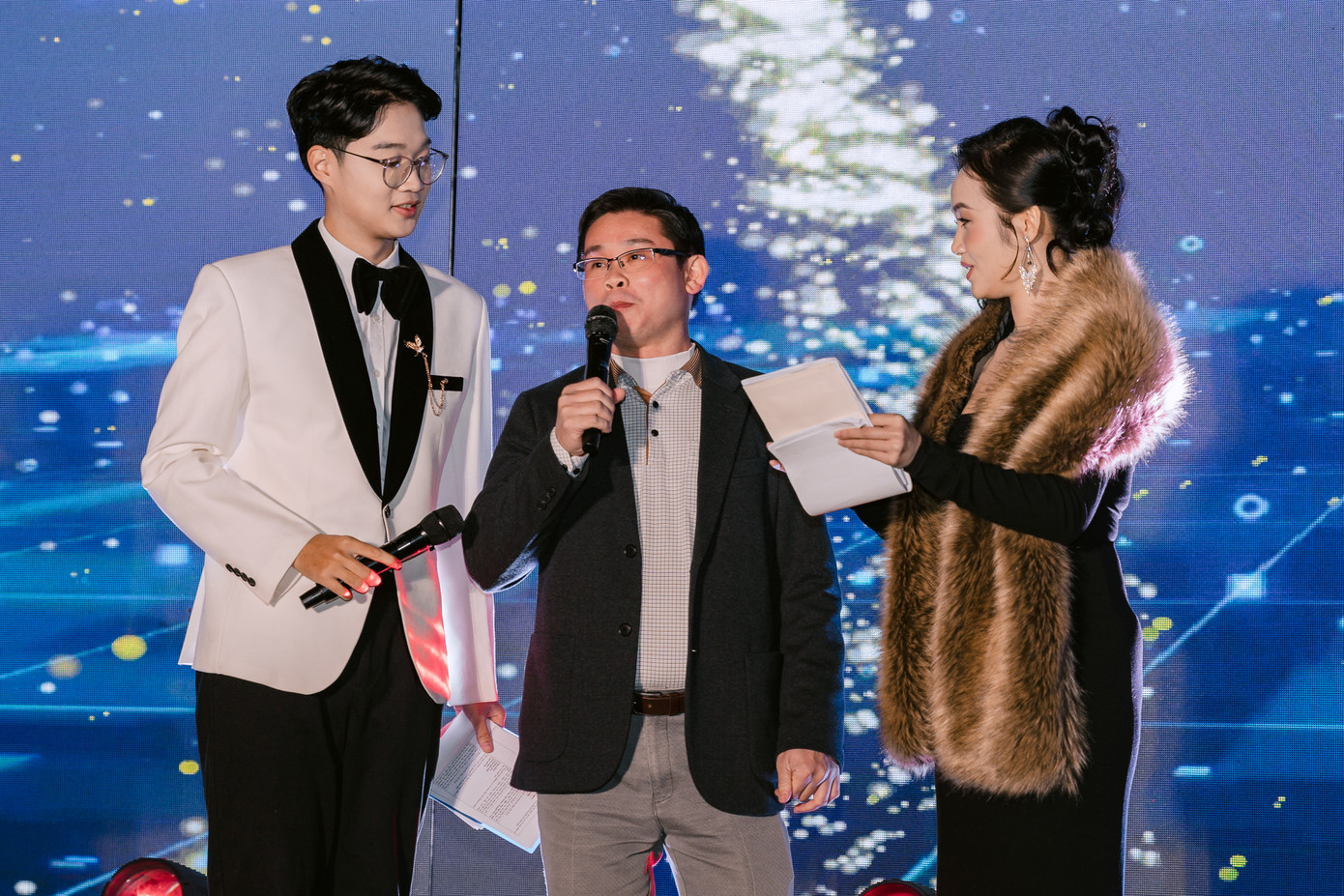 La Thành với vai trò MC, anh là người kết nối, tạo không gian giao lưu sôi động và mang lại những khoảnh khắc đáng nhớ cho khán giả. La Thành với vai trò MC, anh là người kết nối, tạo không gian giao lưu sôi động và mang lại những khoảnh khắc đáng nhớ cho khán giả.