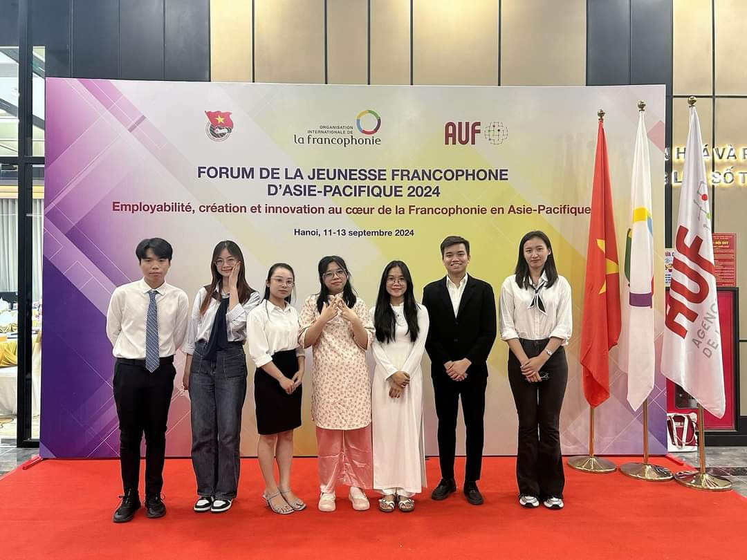 Bình (thứ 2 từ phải sang) tham dự Diễn đàn Thanh niên Pháp ngữ khu vực Châu Á – Thái Bình Dương.