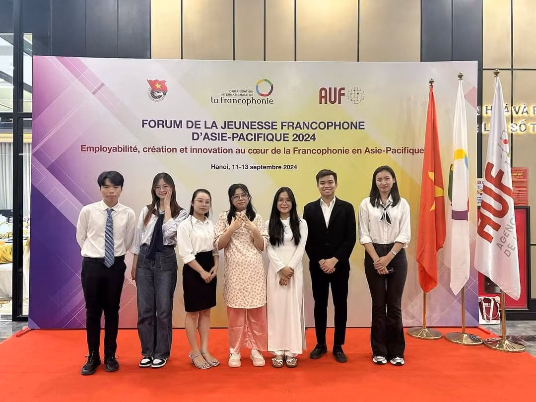 Bình (thứ 2 từ phải sang) tham dự Diễn đàn Thanh niên Pháp ngữ khu vực Châu Á – Thái Bình Dương.
