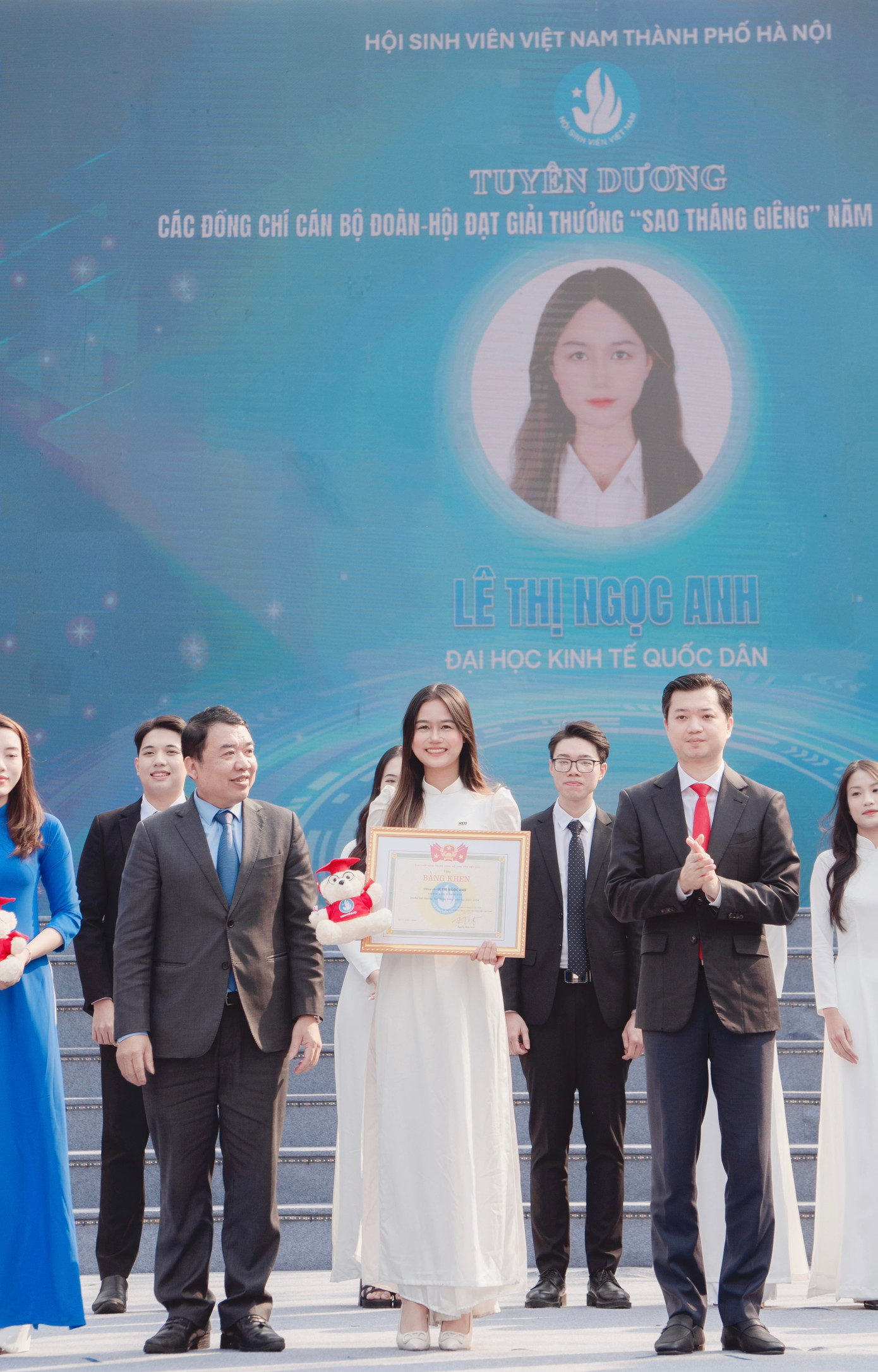 Từ sự học hỏi từ thế hệ trước đến việc tự xây dựng thành công của bản thân, Ngọc Anh đã truyền cảm hứng để các bạn trẻ không ngừng vượt qua giới hạn và khám phá tiềm năng của mình. Từ sự học hỏi từ thế hệ trước đến việc tự xây dựng thành công của bản thân, Ngọc Anh đã truyền cảm hứng để các bạn trẻ không ngừng vượt qua giới hạn và khám phá tiềm năng của mình.