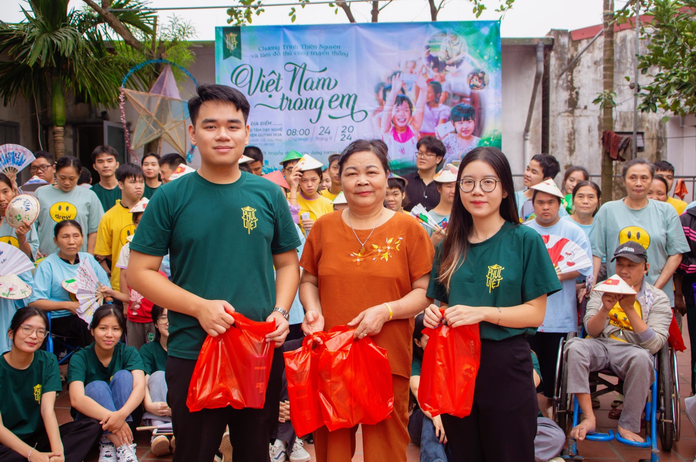 Founder dự án Phục Việt - Hồng Ánh (hàng đầu, bên phải) cùng các thành viên thực hiện thành công Chương trình thiện nguyện “Việt Nam trong em”. Founder dự án Phục Việt - Hồng Ánh (hàng đầu, bên phải) cùng các thành viên thực hiện thành công Chương trình thiện nguyện “Việt Nam trong em”.