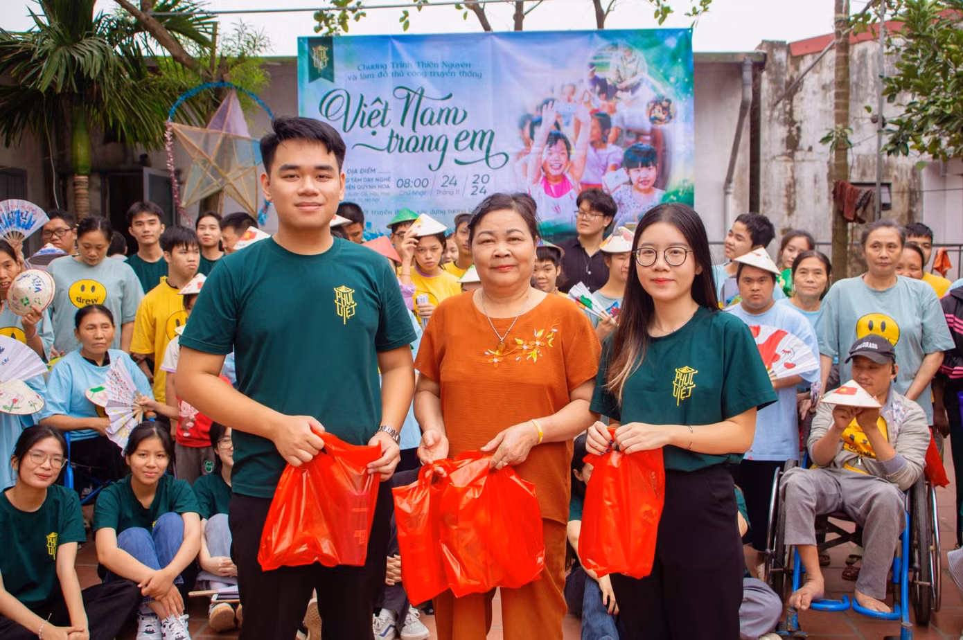 Founder dự án Phục Việt - Hồng Ánh (hàng đầu, bên phải) cùng các thành viên thực hiện thành công Chương trình thiện nguyện “Việt Nam trong em”.