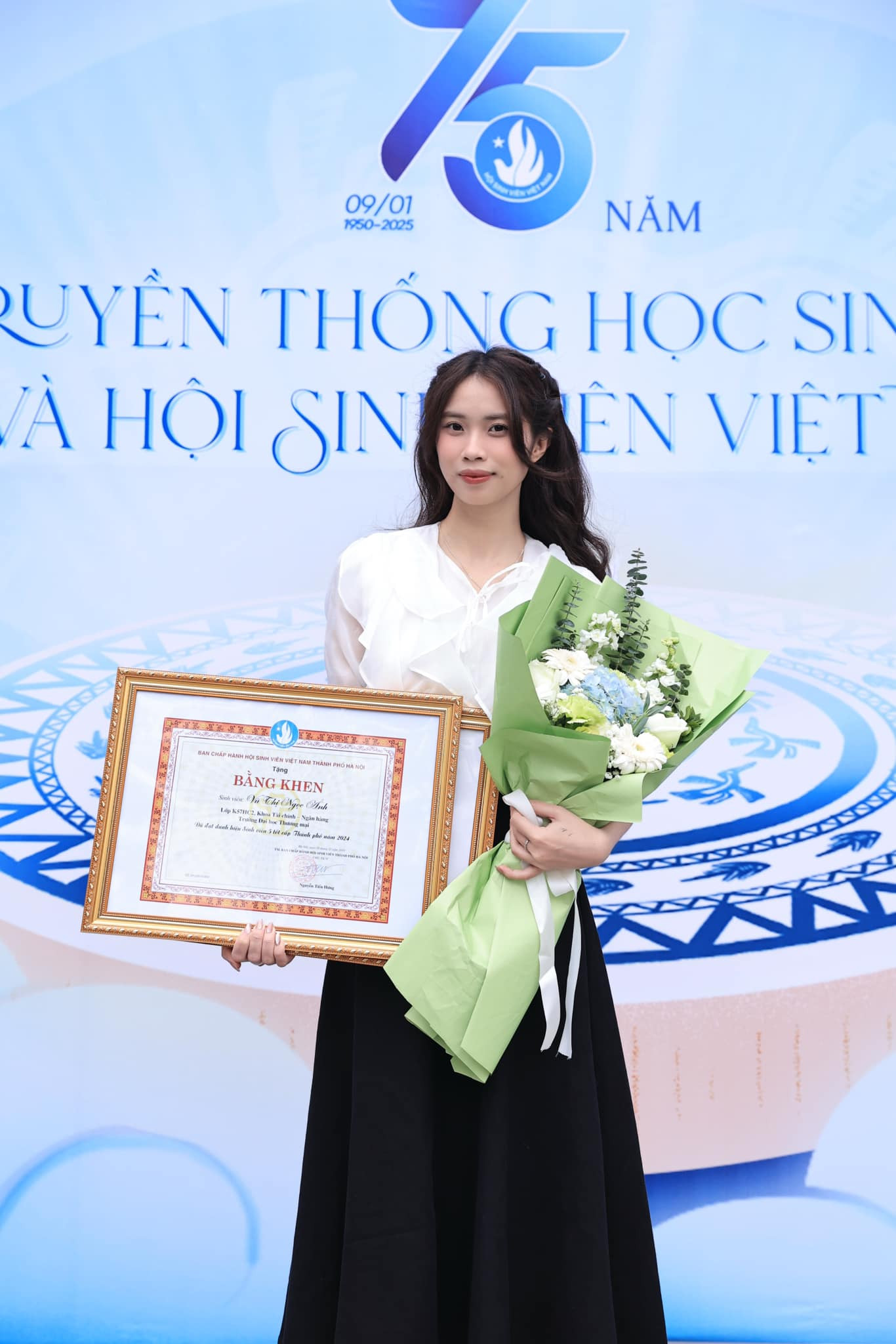 Nữ sinh Tài chính đạt danh hiệu "Sinh viên 5 tốt" cấp Thành phố. Nữ sinh Tài chính đạt danh hiệu "Sinh viên 5 tốt" cấp Thành phố.