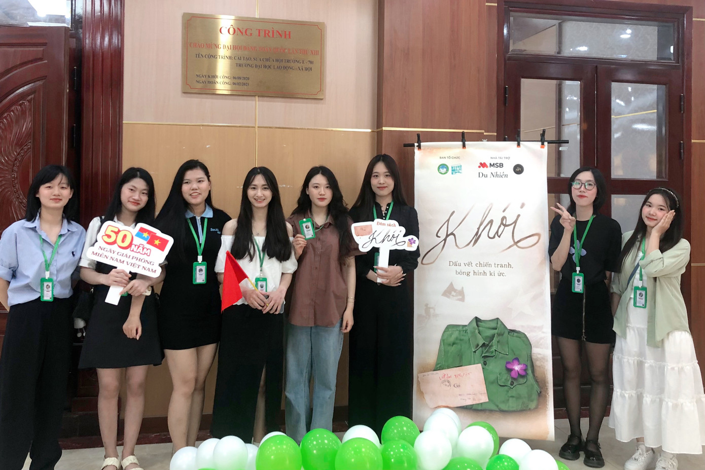 Thùy Linh cùng các thành viên CLB Sách và Hành động ULSA tham dự sự kiện “Khói”.