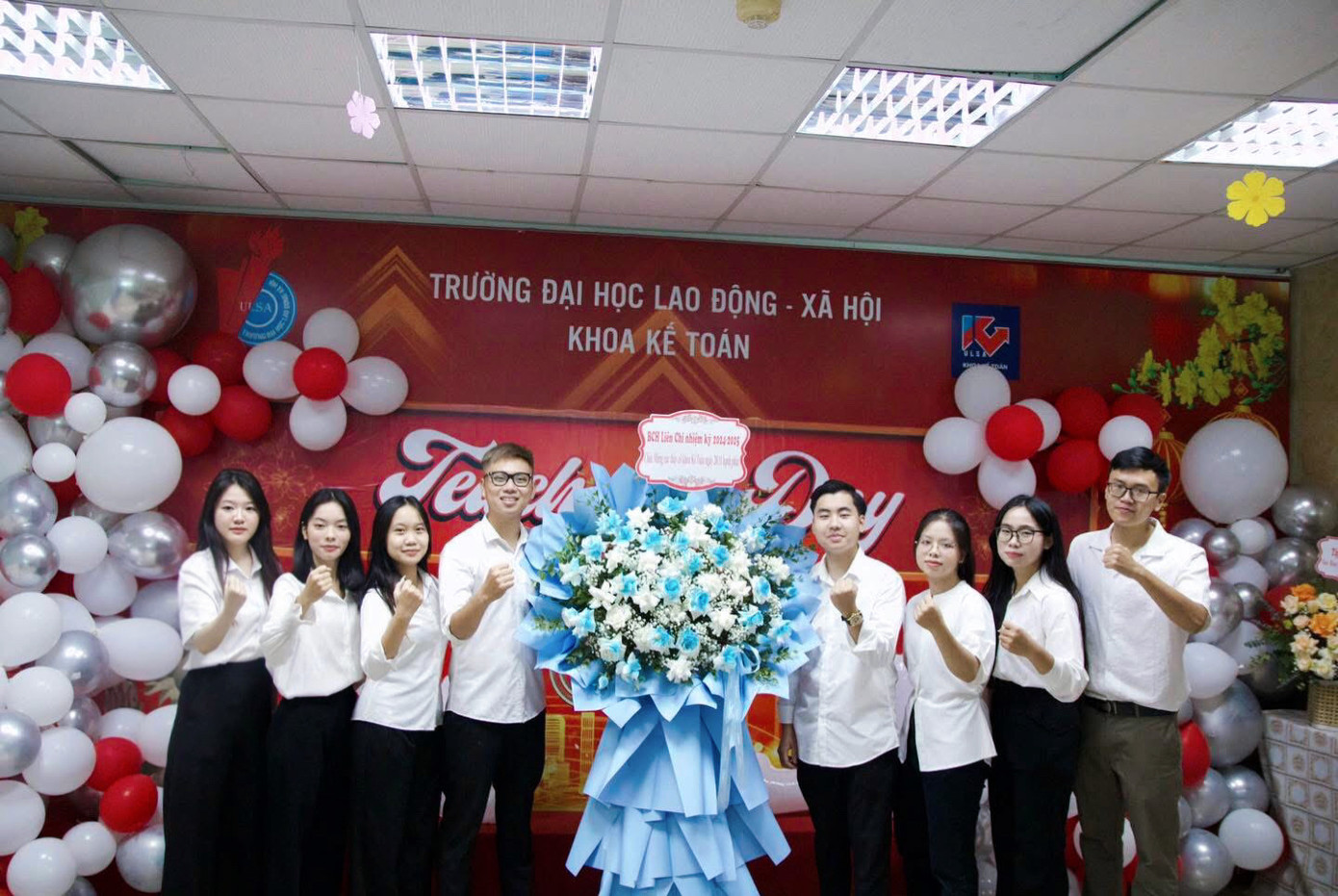 Thùy Linh cùng Ban Chấp hành Liên chi Hội Kế toán tặng hoa chúc mừng các thầy cô nhân Kỷ niệm 42 năm Ngày Nhà giáo Việt Nam (đứng thứ nhất từ bên trái qua).