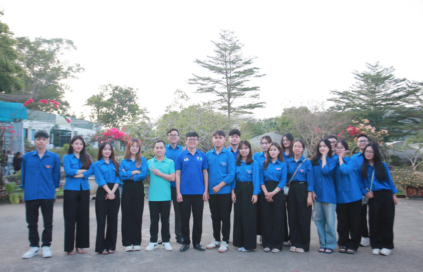 Thùy Linh cùng thầy cô và sinh viên Khoa Kế toán tham gia “Tập huấn Cán bộ Đoàn – Hội 2024”.