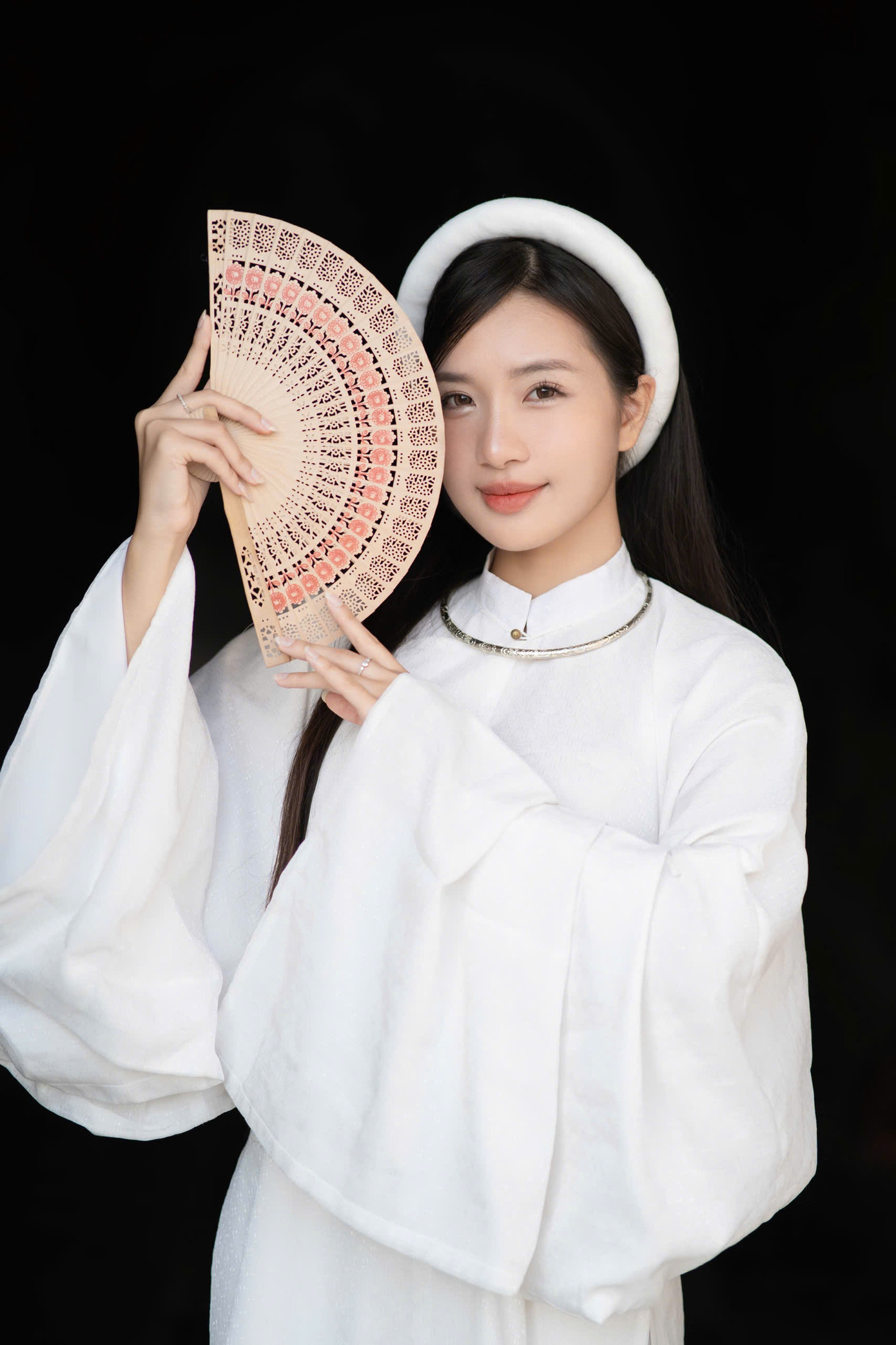 Cô nàng có tình yêu lớn với văn hóa, lịch sử và ước mơ trở thành một thuyết minh viên. Cô nàng có tình yêu lớn với văn hóa, lịch sử và ước mơ trở thành một thuyết minh viên.