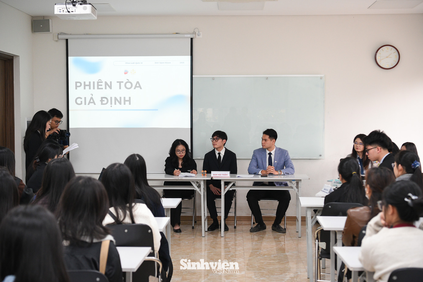 Phiên tòa giả định do Khoa Luật Quốc tế tổ chức đã tái hiện một cách sinh động quy trình của một phiên tòa quốc tế, mang đến trải nghiệm &apos;nhập vai&apos; đầy thú vị và cái nhìn thực tế về ngành Luật Quốc tế cho các bạn học sinh.