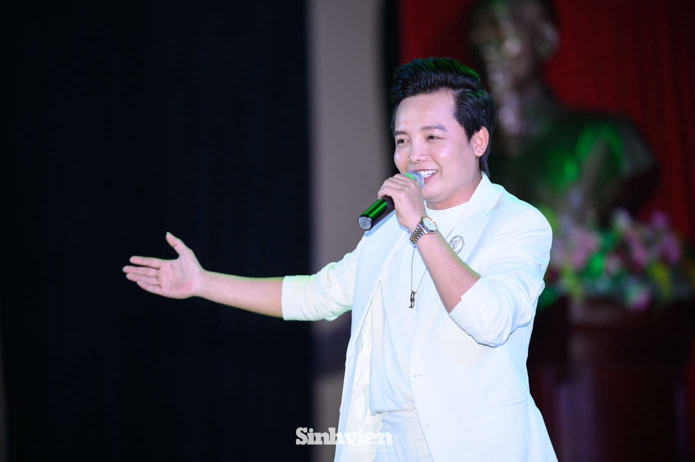 Xuân Đức, chàng ca sĩ sở hữu giọng hát nội lực, ấm áp, đã mang đến những màn trình diễn đầy cảm xúc với ca khúc Gấp đôi yêu thương, Tái sinh, song ca cùng Kuun Đức Nam.