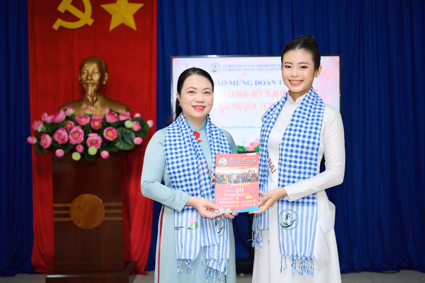 Nguyễn Trang cùng Top 25 thí sinh Hoa hậu Văn hóa Hữu nghị Quốc tế 2025 đã có buổi gặp gỡ và giao lưu với Ủy Ban Về Người Việt Nam Ở Nước Ngoài TP.HCM.