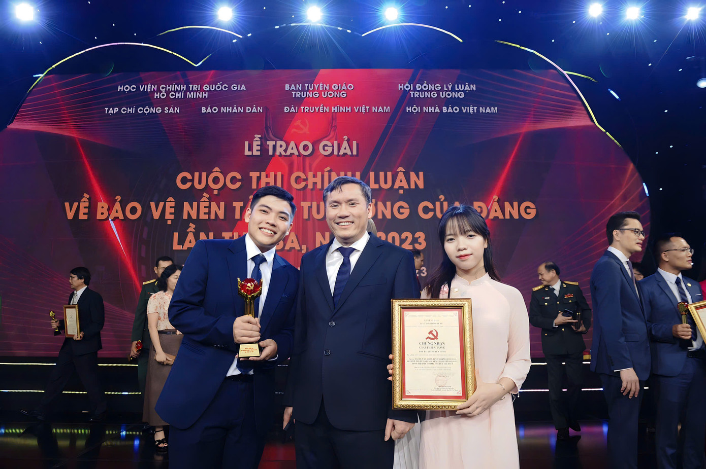 Bá Khải gặt hái nhiều thành tích ấn tượng trong lĩnh vực Báo chí - Truyền thông. Bá Khải gặt hái nhiều thành tích ấn tượng trong lĩnh vực Báo chí - Truyền thông.