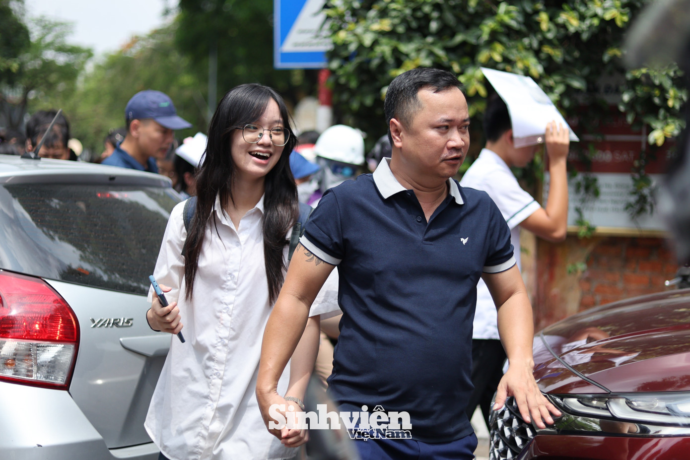 Ghi nhận tại các điểm thi là những cảm xúc vỡ òa, trái ngược: có những nụ cười rạng rỡ vì đã trút bỏ được gánh nặng, nhưng cũng có không ít giọt nước mắt tiếc nuối của các thí sinh cho rằng mình làm bài chưa được như ý.