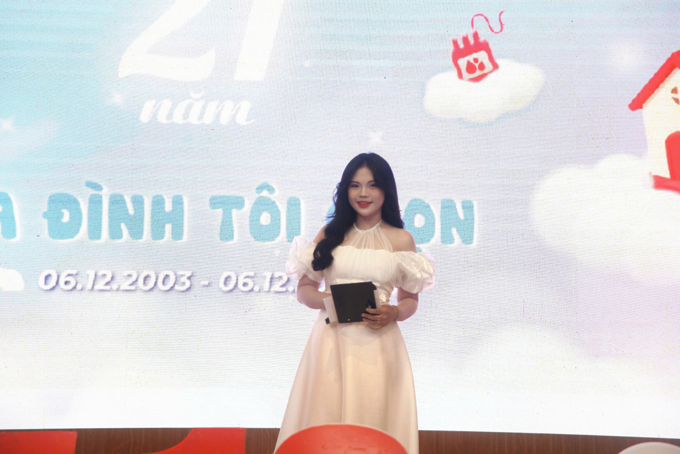 Thùy Trang đảm nhiệm vai trò MC của Hội Thanh niên Vận động Hiến máu Hà Nội, lan toả tinh thần nhân ái đến cộng đồng.