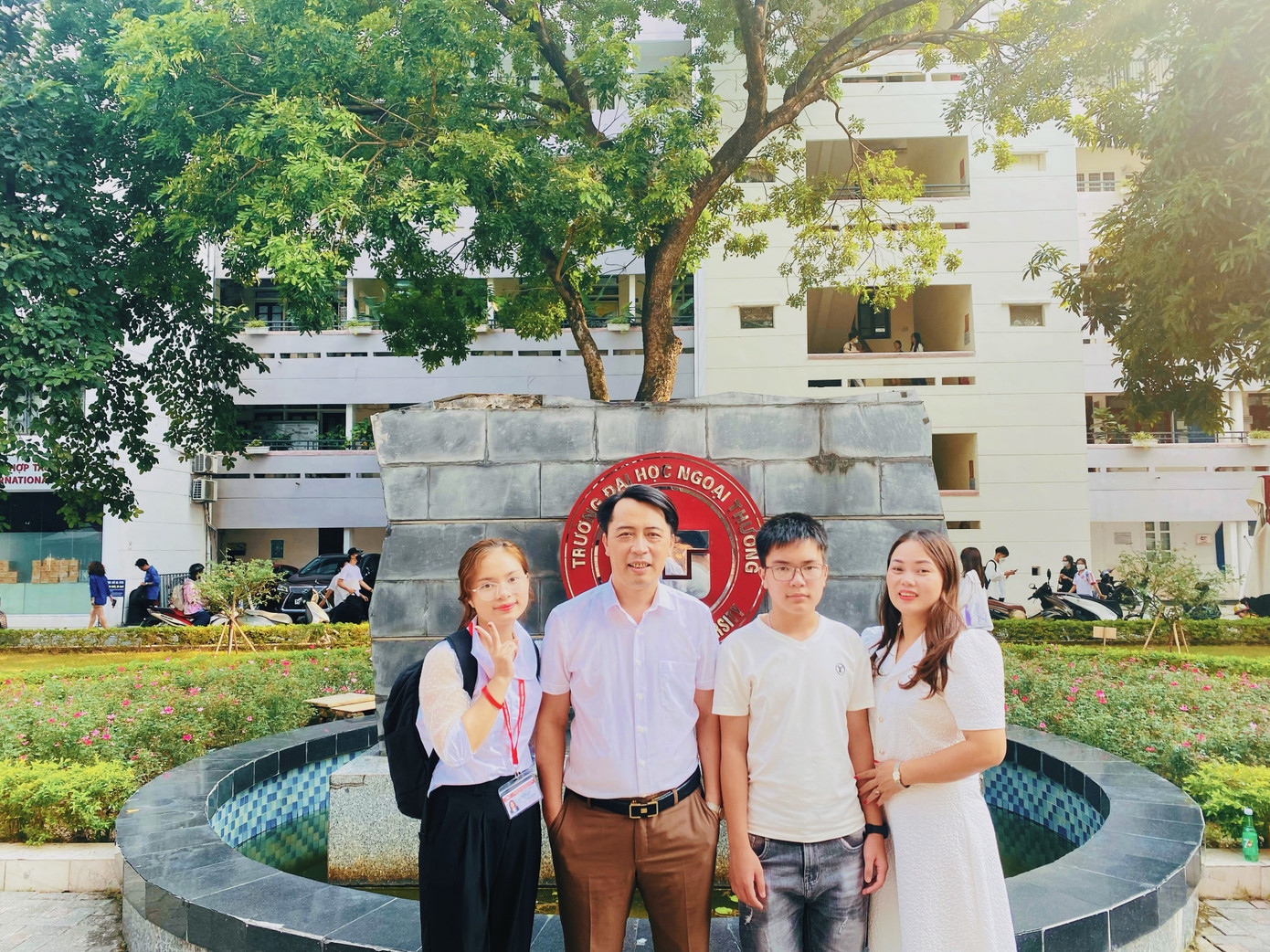 Thục Anh chụp ảnh lưu niệm cùng gia đình tại Trường Đại học Ngoại thương.