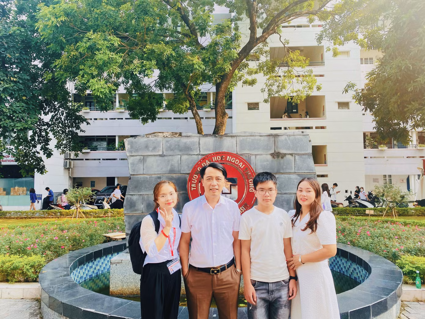 Thục Anh chụp ảnh lưu niệm cùng gia đình tại Trường Đại học Ngoại thương.