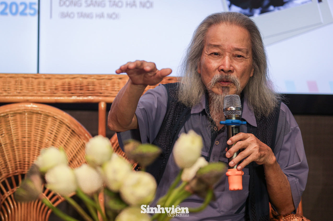 Tại buổi giao lưu, họa sĩ Văn Thao xúc động khi chứng kiến thế hệ trẻ thể hiện sự trân trọng và sáng tạo với di sản âm nhạc của nhạc sĩ Văn Cao. Ông chia sẻ: “Tôi như sống lại thời tuổi trẻ khi nghe các bạn trình bày những ca khúc của cha mình bằng tất cả đam mê và tôn kính”.