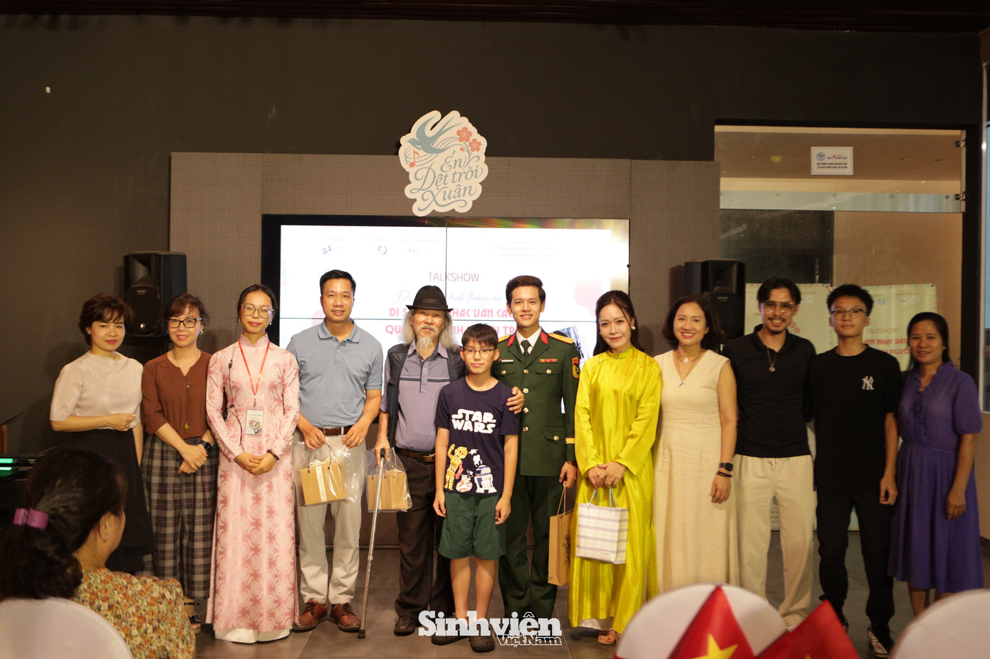 Chương trình có sự tham dự của các giảng viên, cán bộ nhà trường, đại diện gia đình cố nhạc sĩ Văn Cao cùng đông đảo khán giả trẻ tại Hà Nội.