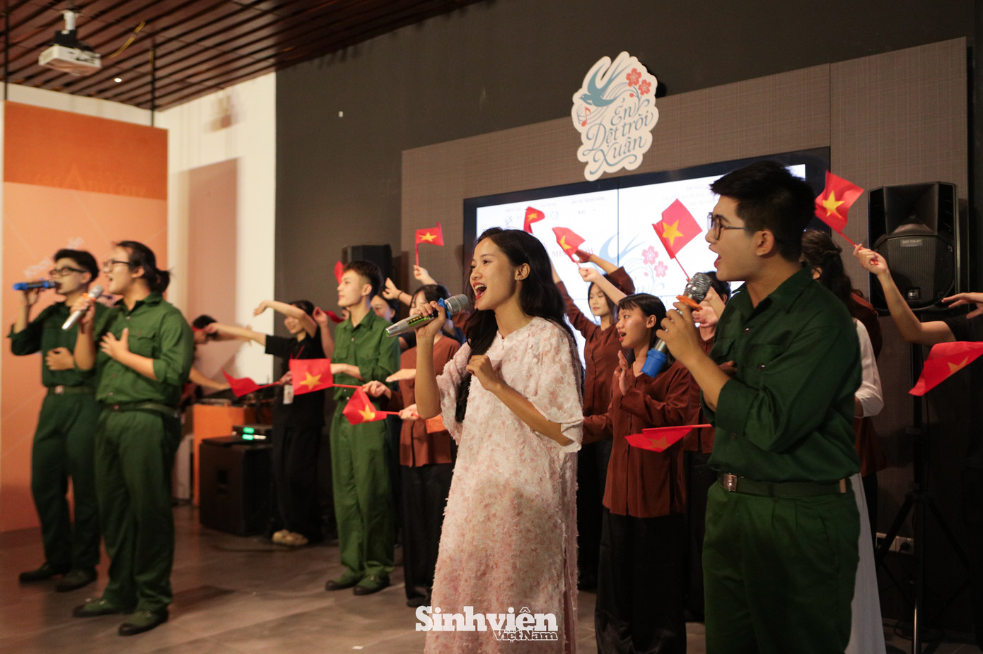 Các tiết mục biểu diễn được dàn dựng công phu xoay quanh những tác phẩm nổi bật của nhạc sĩ Văn Cao như Làng tôi, Ngày mùa, Tiến về Hà Nộivà Mùa xuân đầu tiên, mang đến không gian nghệ thuật kết hợp giữa truyền thống và hơi thở đương đại.