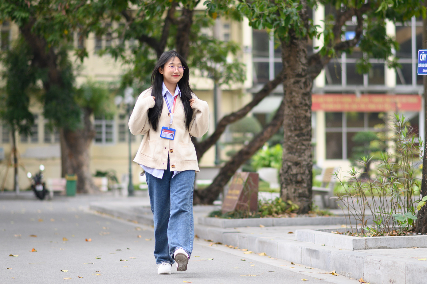 Dẫu có những lúc áp lực, nản chí, Quỳnh Anh vẫn hiểu rằng trưởng thành có nghĩa là phải không ngừng thích nghi và cố gắng. “Càng nhớ nhà, mình càng tự nhủ phải học thật giỏi, chăm sóc bản thân thật tốt để ba mẹ không cần phải lo lắng nhiều về đứa con gái nhỏ này nữa”, cô chia sẻ. Nỗi nhớ nhà không còn là rào cản, mà trở thành nguồn động lực để cô tiếp tục vững bước trên hành trình đại học xa quê. Hà Nội có thể xa lạ, nhưng tình yêu gia đình luôn là điểm tựa để Quỳnh Anh thêm mạnh mẽ. Cô tin rằng, dù ở đâu, quê hương và gia đình vẫn là điều quý giá nhất trong tim mình.