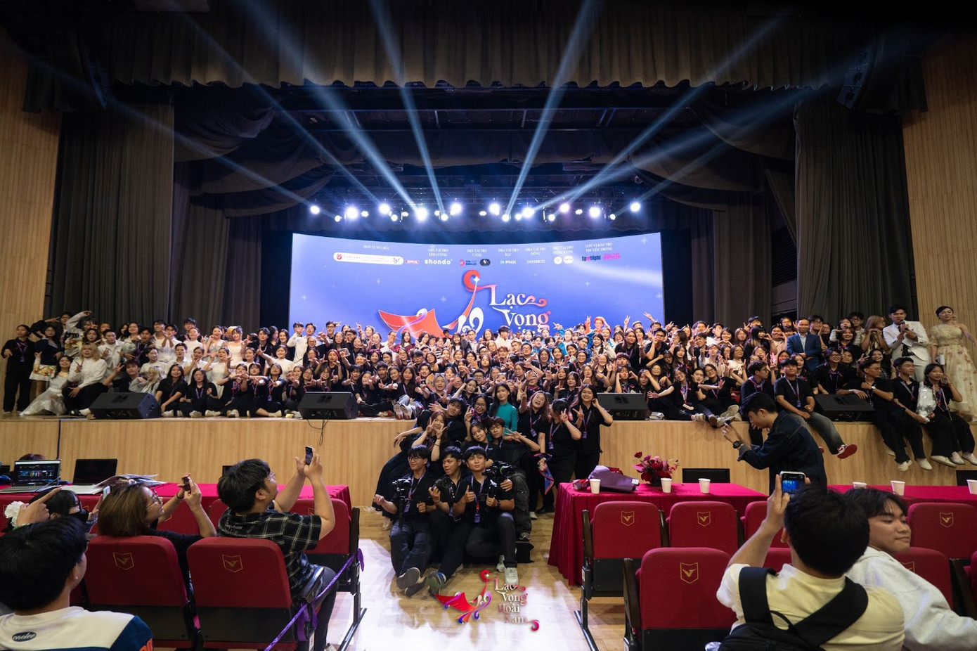 Phúc giữ vai trò Trưởng ban Tổ chức Chương trình biểu diễn nghệ thuật Lạc Vọng Hoài Nam. Phúc giữ vai trò Trưởng ban Tổ chức Chương trình biểu diễn nghệ thuật Lạc Vọng Hoài Nam.