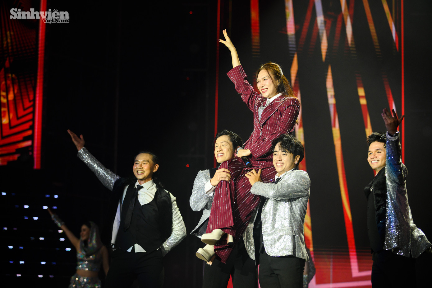 Ngôi sao hạng S mang tới đêm nhạc màn trình diễn đầy bất ngờ với nhiều cung bậc cảm xúc với các ca khúc gắn liền với tên tuổi của &quot;hoạ mi tóc nâu&quot;.