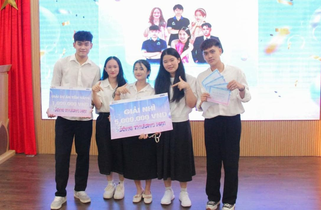 Việt Hoàng tham gia Cuộc thi kinh doanh Sóng Thương Mại 2024. Việt Hoàng tham gia Cuộc thi kinh doanh Sóng Thương Mại 2024.