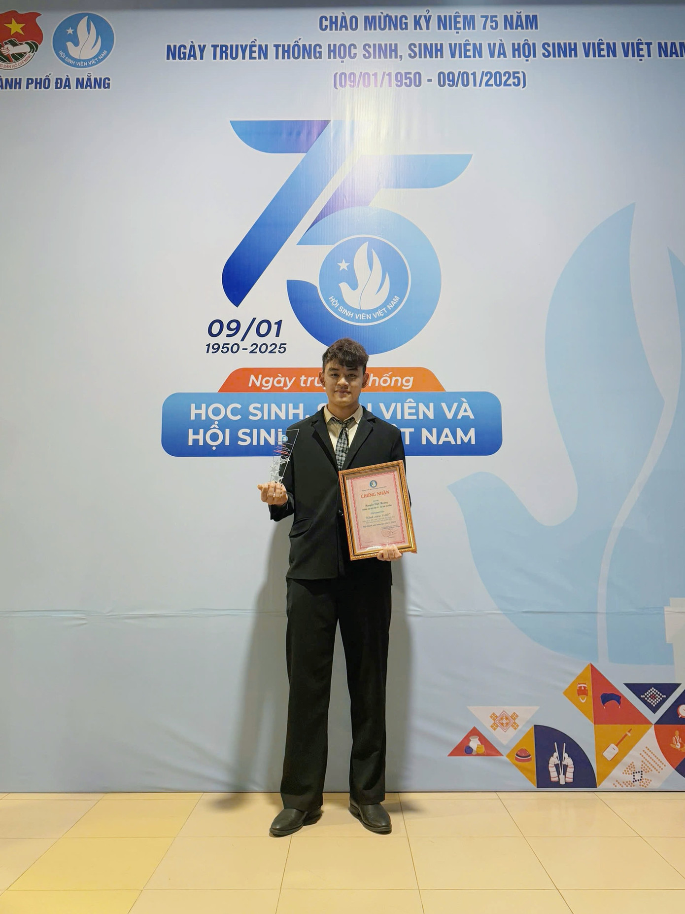 Việt Hoàng nhận danh hiệu "Sinh viên 5 tốt" tiêu biểu cấp Thành phố cho năm học 2023-2024. Việt Hoàng nhận danh hiệu "Sinh viên 5 tốt" tiêu biểu cấp Thành phố cho năm học 2023-2024.