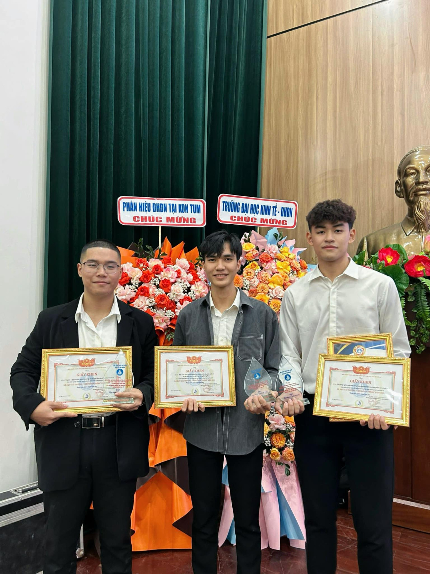 Việt Hoàng tham gia nhận giải thưởng tại lễ kỷ niệm 74 năm Ngày truyền thống học sinh, sinh viên và Hội Sinh viên Việt Nam. Việt Hoàng tham gia nhận giải thưởng tại lễ kỷ niệm 74 năm Ngày truyền thống học sinh, sinh viên và Hội Sinh viên Việt Nam.