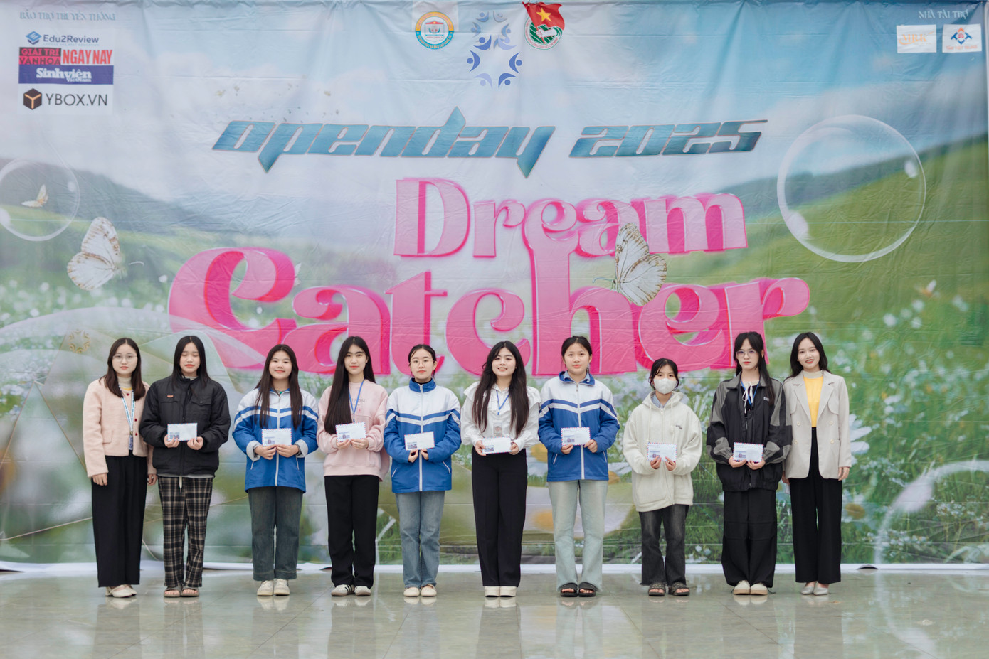 Những phần học bổng được trao tặng đến các bạn học sinh. (Ảnh: BTC) Những phần học bổng được trao tặng đến các bạn học sinh. (Ảnh: BTC)