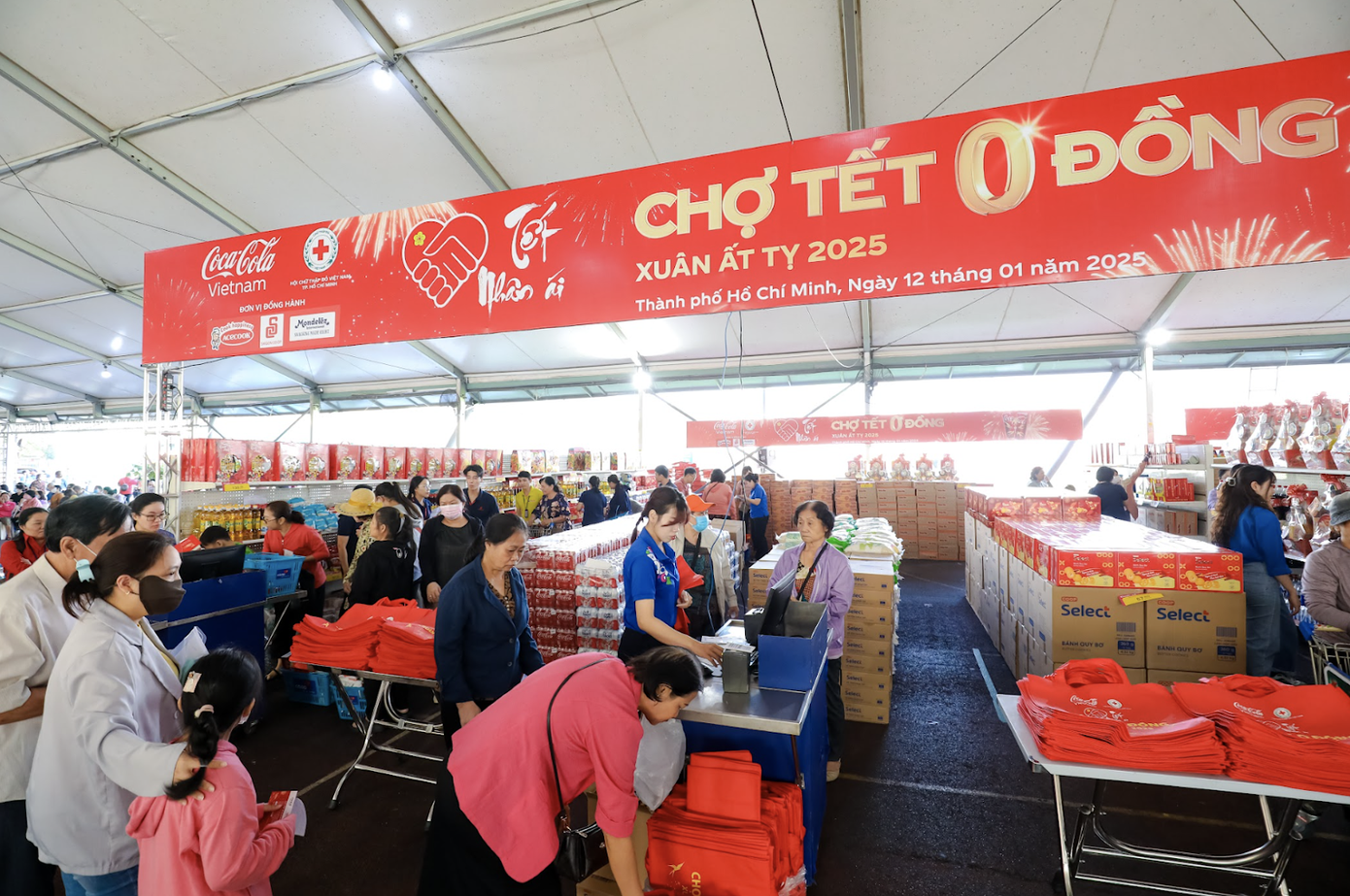 Hành trình Tết đoàn viên, ấm áp đến những hoàn cảnh khó khăn thông qua chương trình “Chợ Tết 0 Đồng” diễn ra hàng năm. Hành trình Tết đoàn viên, ấm áp đến những hoàn cảnh khó khăn thông qua chương trình “Chợ Tết 0 Đồng” diễn ra hàng năm.