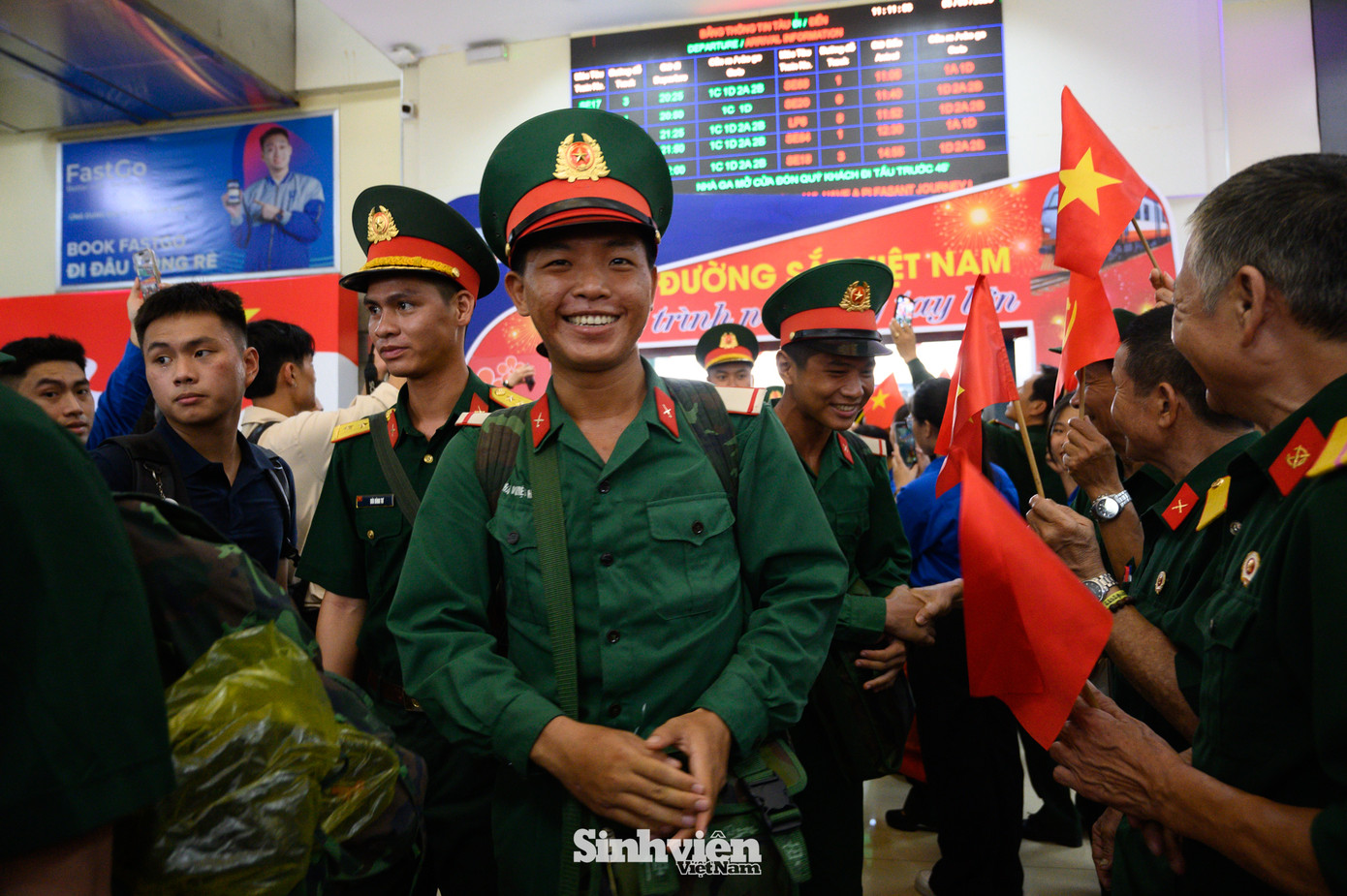 Các chiến sĩ thực hiện nhiệm vụ A80 nhận được sự chào đón nồng nhiệt từ các cựu chiến binh, các bạn trẻ, đoàn viên thanh niên.