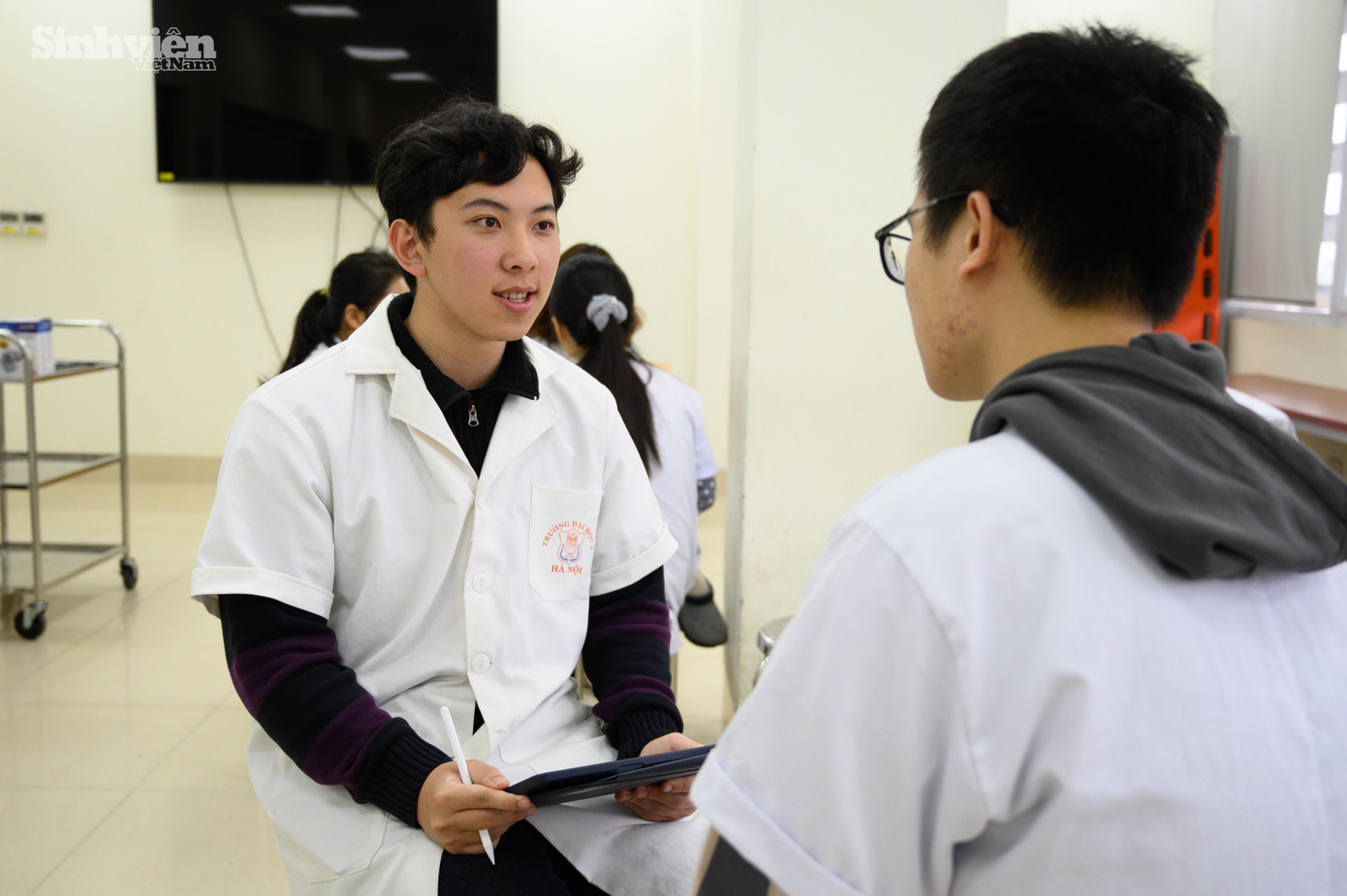 Quang Đức cùng các bạn làm bài tập nhóm theo phương pháp Thao tác mẫu - thực hành lại với bảng kiểm và mô hình, người bệnh mô phỏng (SKL). Đan xen với các giờ học lý thuyết, trong tuần, sinh viên Y khoa thực hành tiền lâm sàng bằng việc đi thực tập ở các bệnh viện lớn như Bạch Mai, Việt Đức,...