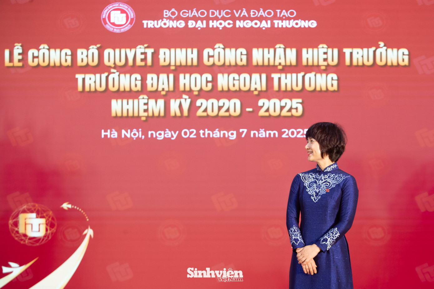 Tân Hiệu trưởng Trường Đại học Ngoại thương rạng rỡ trong ngày nhận chức. Tân Hiệu trưởng Trường Đại học Ngoại thương rạng rỡ trong ngày nhận chức.