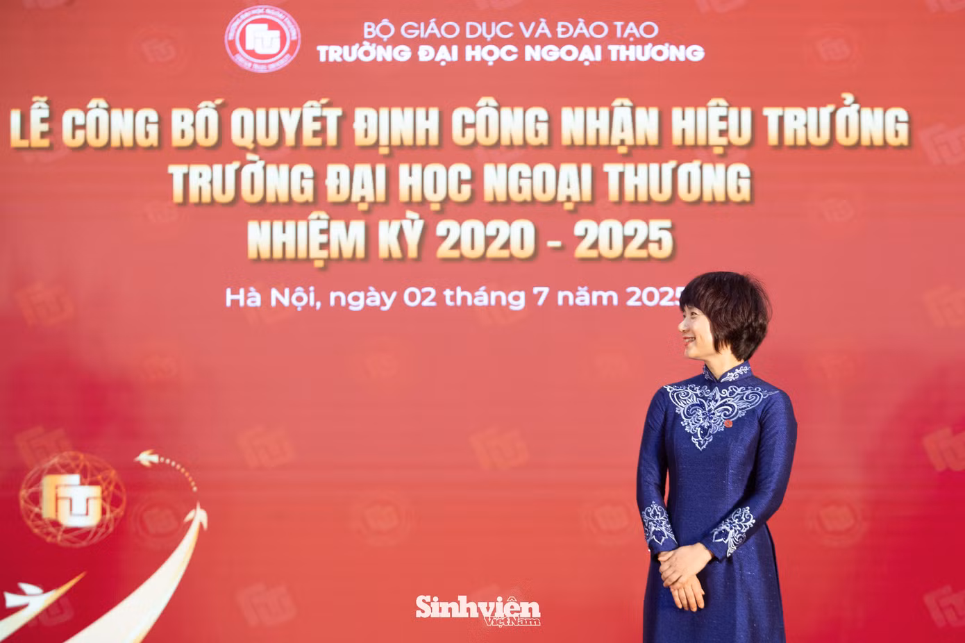 Tân Hiệu trưởng Trường Đại học Ngoại thương rạng rỡ trong ngày nhận chức. Tân Hiệu trưởng Trường Đại học Ngoại thương rạng rỡ trong ngày nhận chức.
